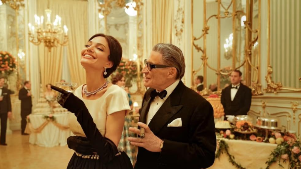 Maria Callas (Angelina Jolie) and Aristotle Onassis (Haluk Bilginer) enjoy a drink in "Maria".